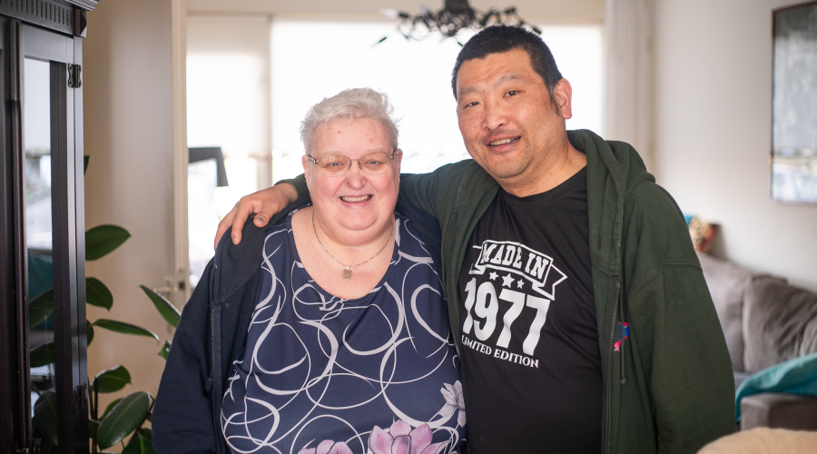 portretfoto van Jasper met zijn vriendin Nathalie die zijn ervaringsverhaal vertelt over leven met LVB