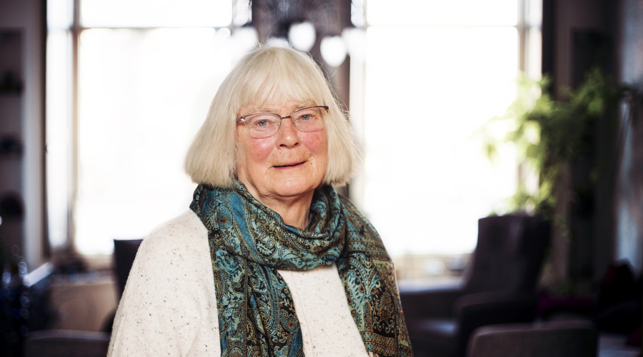Portyretfoto van Janneke die haar ervaringsverhaal vertelt over mantelzorger zijn bij Alzheimer