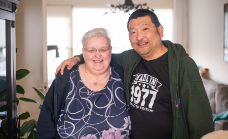 portretfoto van Jasper met zijn vriendin Nathalie die zijn ervaringsverhaal vertelt over leven met LVB