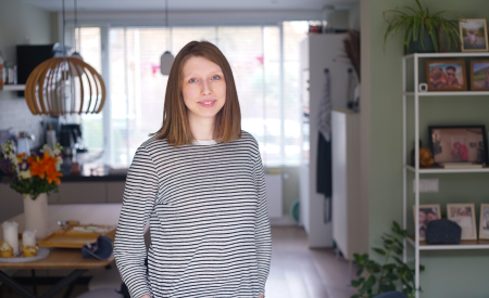Portretfoto van Emma die haar ervaringsverhaal vertelt over inzicht in haar smetvrees