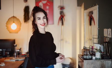 Portretfoto van Bo die haar ervaringsverhaal vertelt over steun van sociale media bij eenzaamheid door haar straatvrees