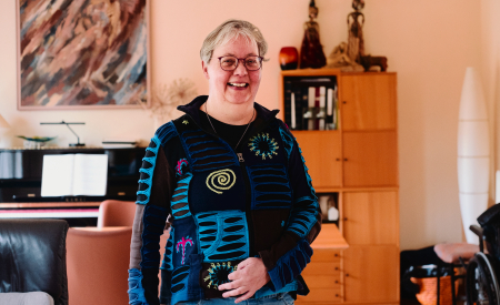 Portretfoto van Esther die haar ervaringsverhaal vertelt over leren leven met beperkingen na herseninfarct