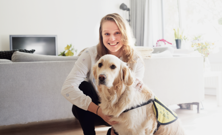 Portretfoto van Danielle die haar ervaringsverhaal vertelt over haar herstel met hulp van hulphond Nola