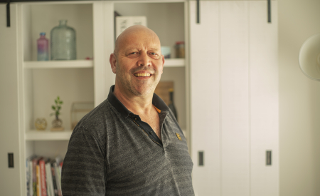 Portretfoto van Marc die zijn ervaringsverhaal vertelt over ontdekken waar zijn PTSS begon