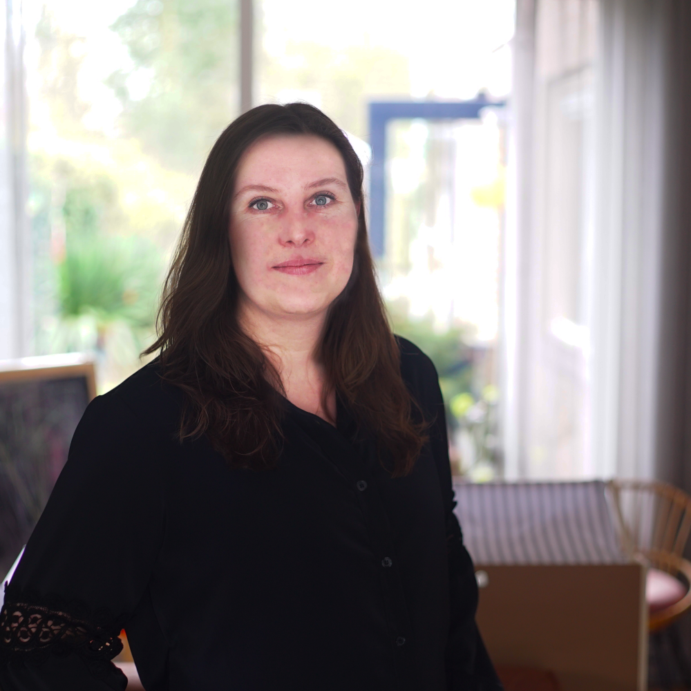 Portretfoto van Elisa die haar ervaringsverhaal vertelt over rouw na stilgeboorte