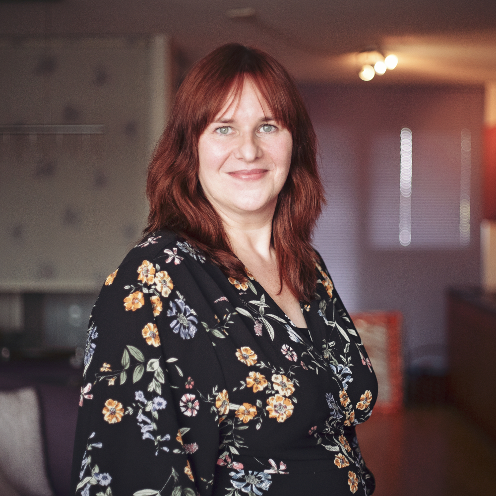 Portretfoto van Ingrid die haar ervaringsverhaal vertelt over pesten op de werkvloerop de