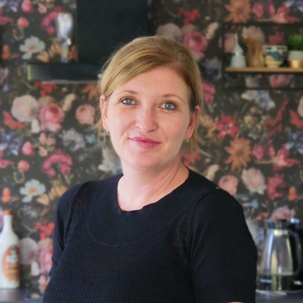 Portretfoto van Minke die haar ervaringsverhaal vertelt over rouw na het verlies van haar beide ouders
