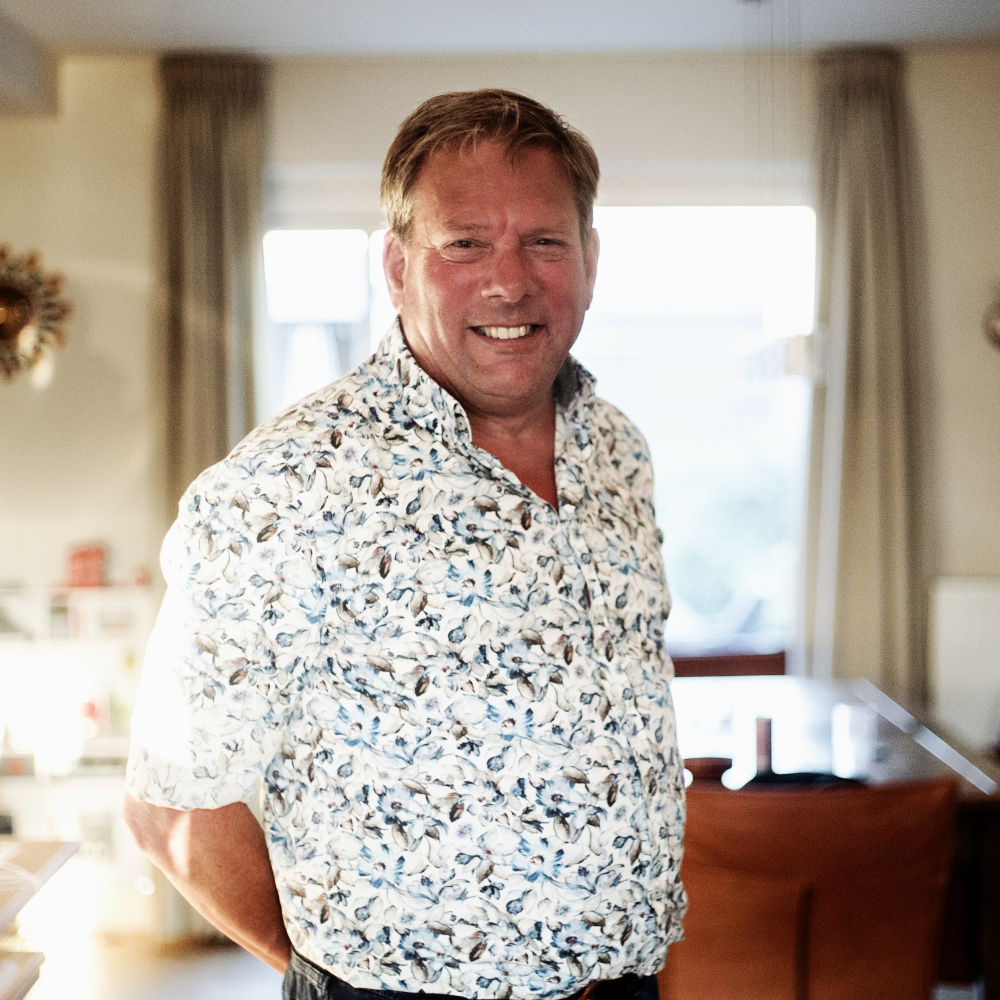 Portretfoto van Peter die zijn ervaringsverhaal vertelt over leren leven met een visuele beperking