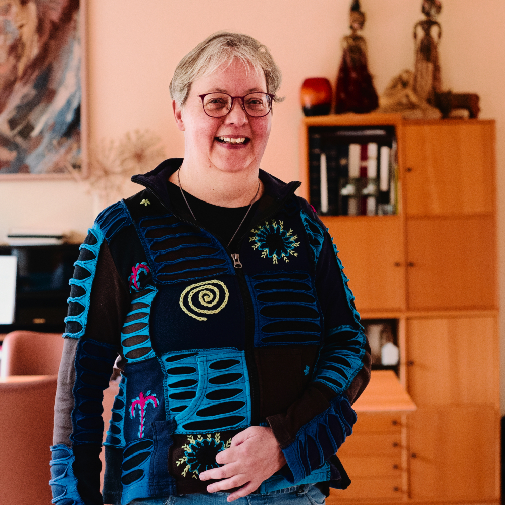 Portretfoto van Esther die haar ervaringsverhaal vertelt over leren leven met beperkingen na herseninfarct